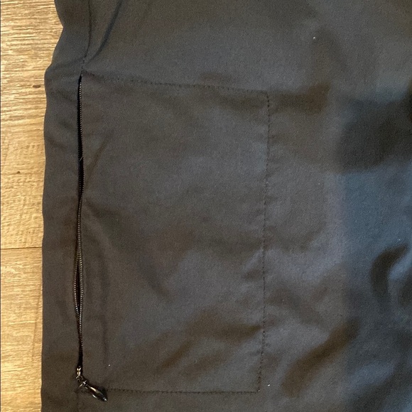 Black Bermudas with Straight-Cut Leg and Lightweight Fabric
Bin B - Picture 3 of 4